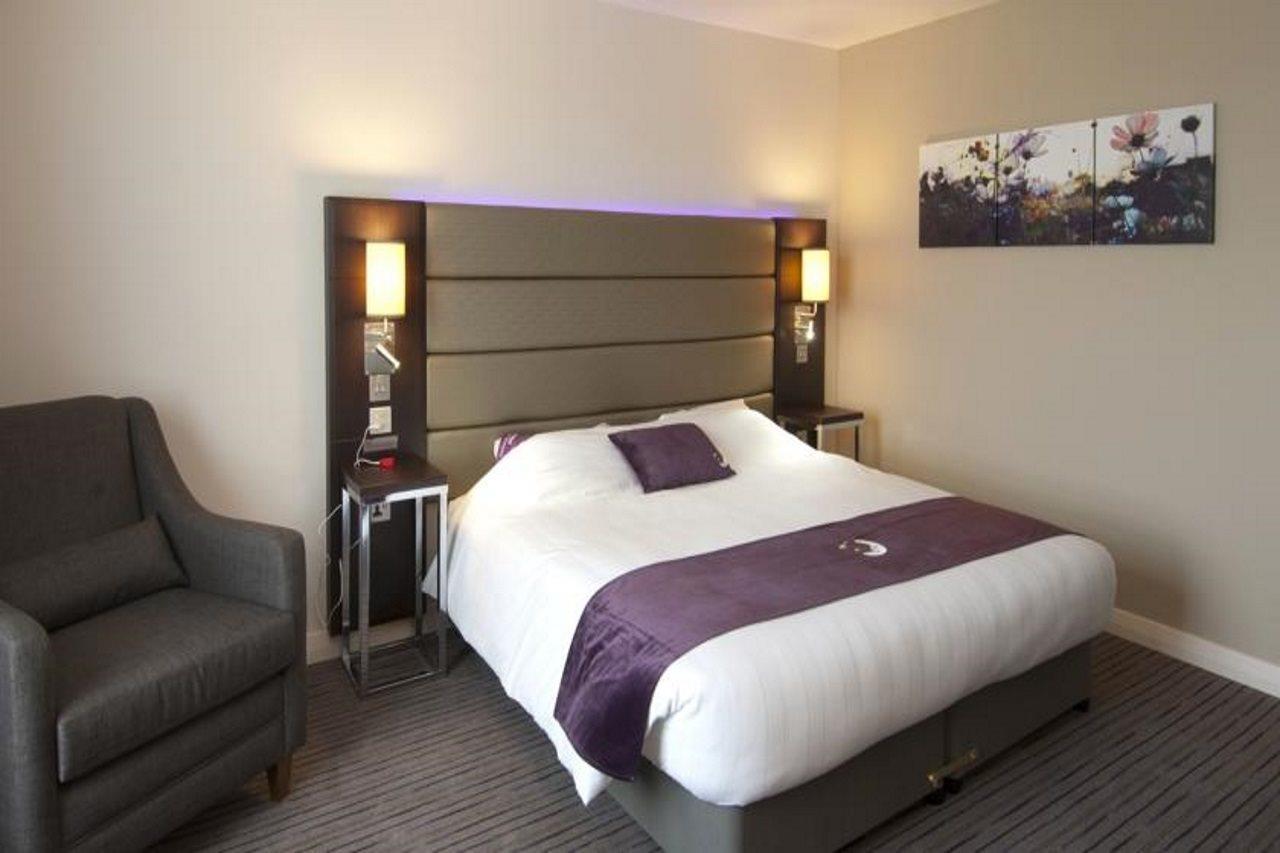 Premier Inn Елджин Екстериор снимка