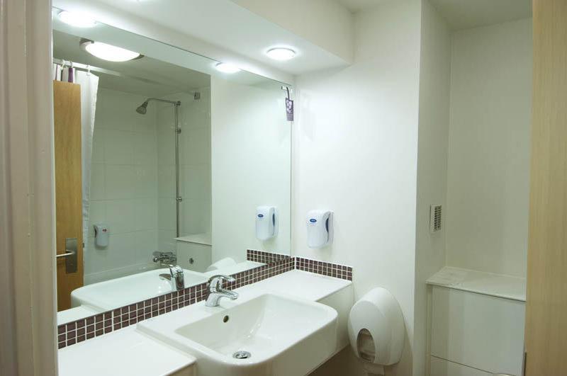 Premier Inn Елджин Екстериор снимка