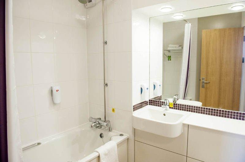 Premier Inn Елджин Екстериор снимка