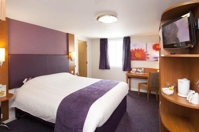 Premier Inn Елджин Екстериор снимка