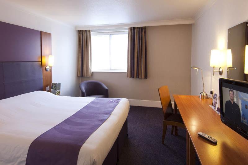 Premier Inn Елджин Екстериор снимка