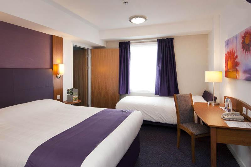 Premier Inn Елджин Екстериор снимка