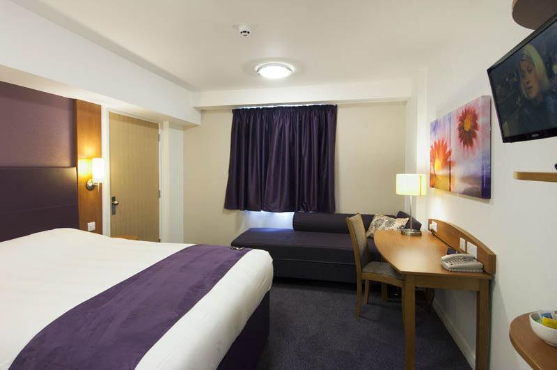 Premier Inn Елджин Екстериор снимка